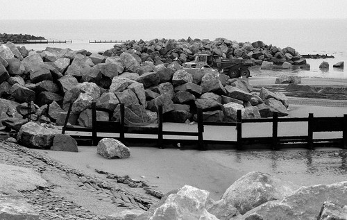 Amddiffynfeydd môr newydd / New sea defences – Rossall